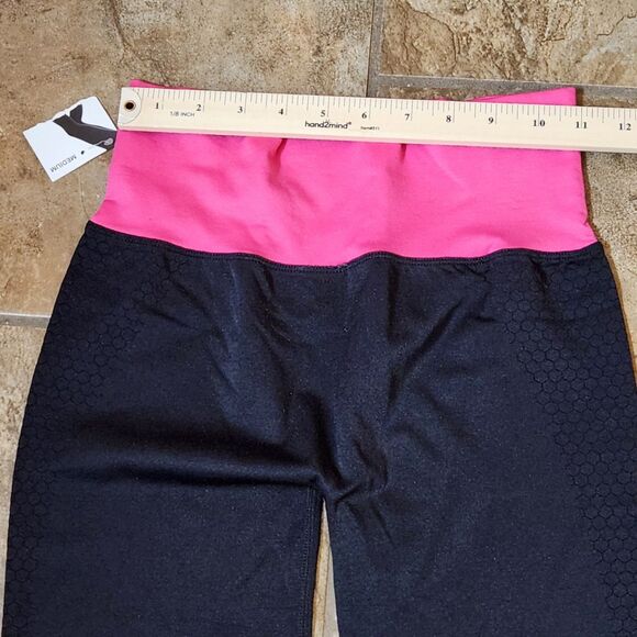 9-Piece Women’s Medium Athletic Bottoms – Pants & Capris Bundle - Picture 11 of 13